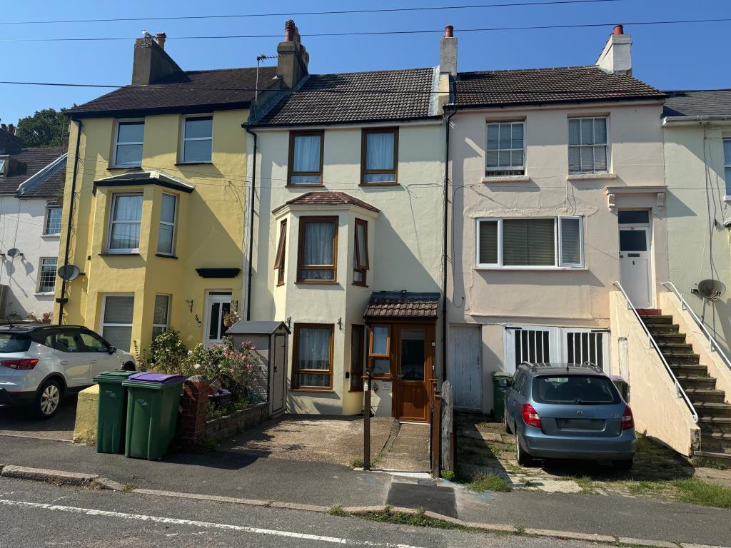 Lot: 61 - FOUR-BEDROOM TERRACE HOUSE - Front of property